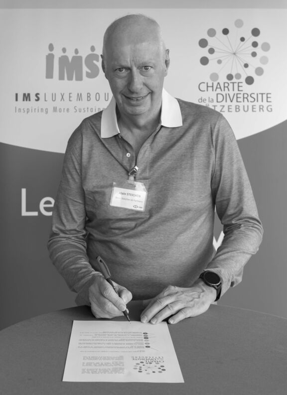 Alain Steichen signing the diversity charter